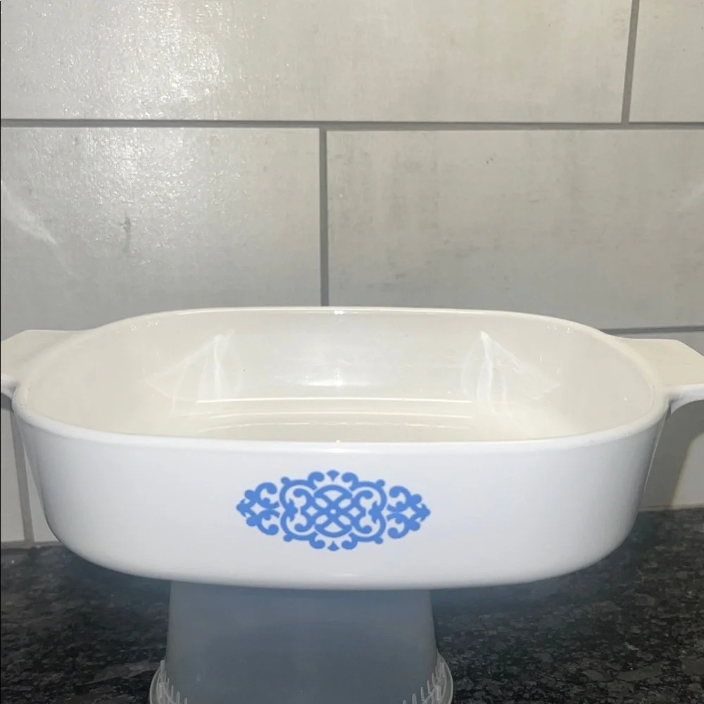 Corningware MACRAME pattern. Highly collectible piece. Like new 8x8.